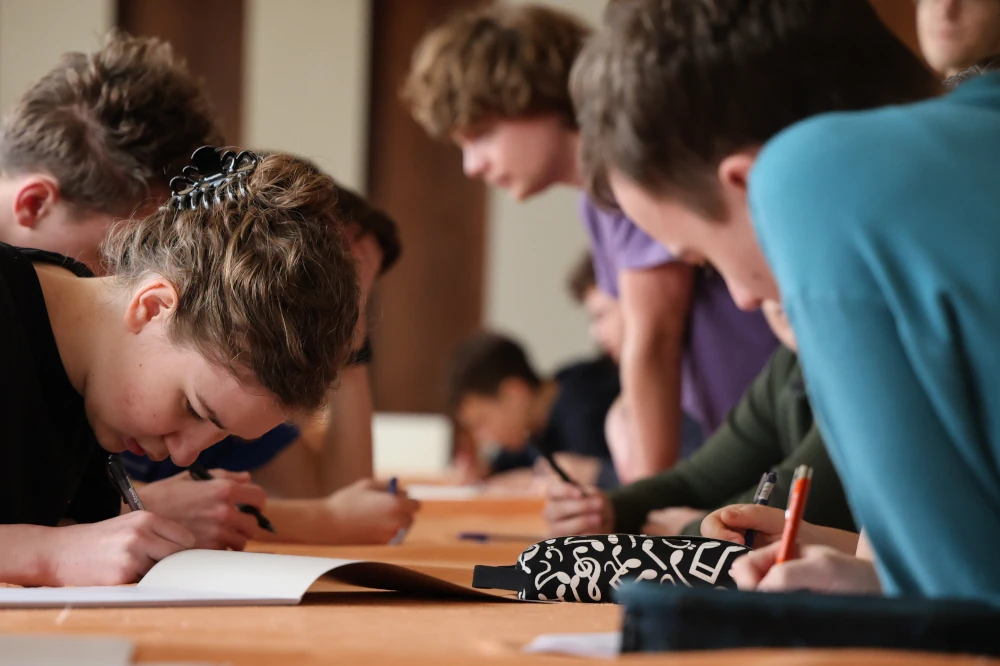 Účastníci sústredenia KSP píšu olympiádu
