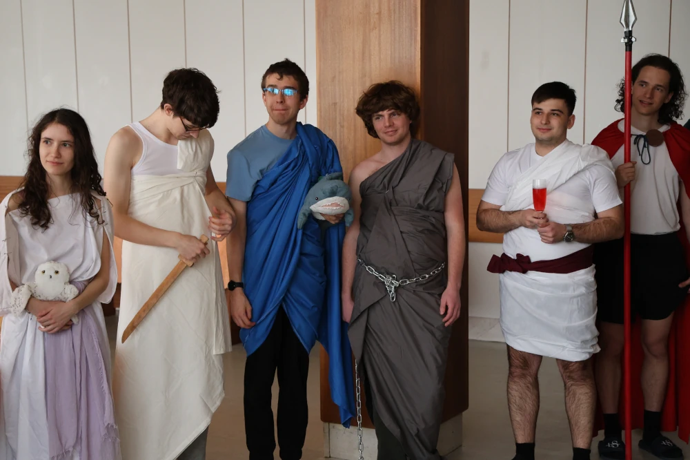 Vedúci sústredenia KSP v dejovej scénke